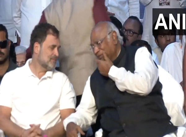 India News | Rahul Gandhi, Mallikarjun Kharge Arrive at 'Vote Adhikaar Rally' in Bengaluru