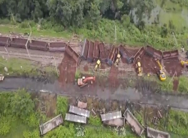 India News | Jharkhand: Two Goods Trains Derail in Saraikela Kharsawa District; Restoration Work Underway