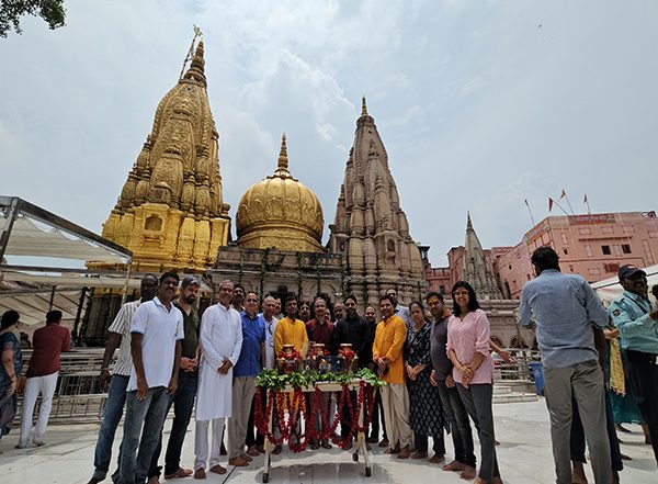 India News | Team of 16 Scientists Associated with Chandrayaan Mission Offer Prayers at Kashi Vishwanath Temple