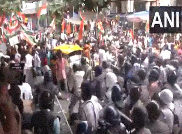 India News | Police Lathicharge Protestors to Stop 'Nabanna Chalo Abhiyan', Marking Year Since RG Kar Rape and Murder