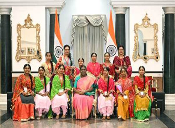 India News | President Murmu Celebrates Raksha Bandhan with School Students from Across India at Rashtrapati Bhavan