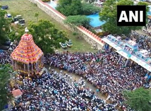 India News | Tamil Nadu: Thousands of Devotees Throng Kallalagar Temple in Madurai for Famous Chariot Festival