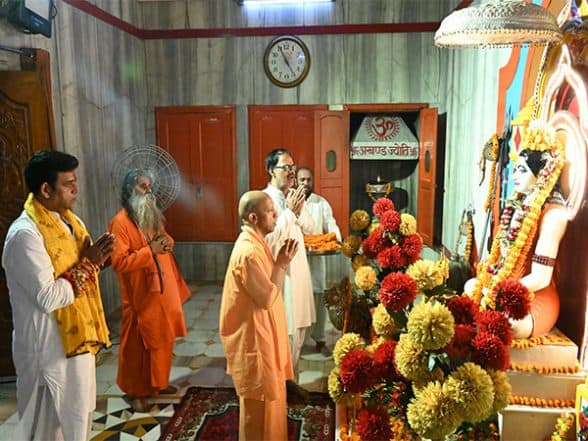 India News | UP CM Yogi Adityanath Offers Prayers at Gorakhnath Temple