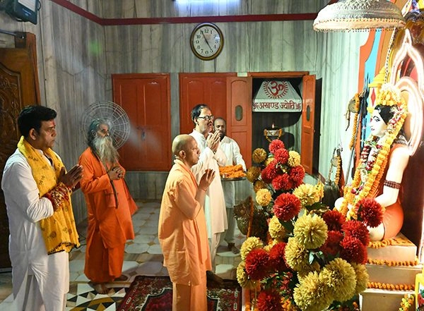 India News | UP CM Yogi Adityanath Offers Prayers at Gorakhnath Temple