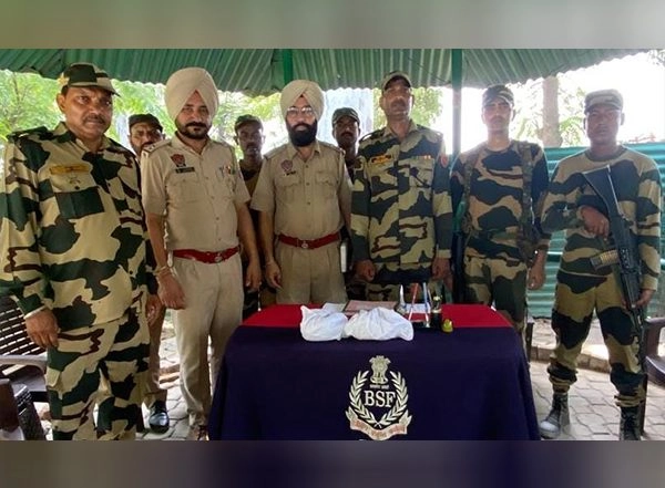 India News | Punjab: BSF Recovers Heroin Packet Near Ferozepur Border
