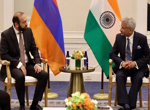 World News | EAM Jaishankar Congratulates Armenian FM on Historic Peace Accord with Azerbaijan