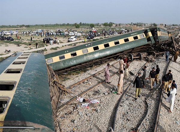 World News | Pakistan: Bomb Blast Derails Six Bogies of Jaffar Express in Balochistan, No Casualties Reported