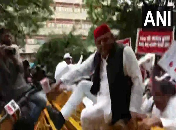 India News | Akhilesh Yadav Jumps over Barricade as Police Tries to Stop INDIA Bloc MPs Protest March