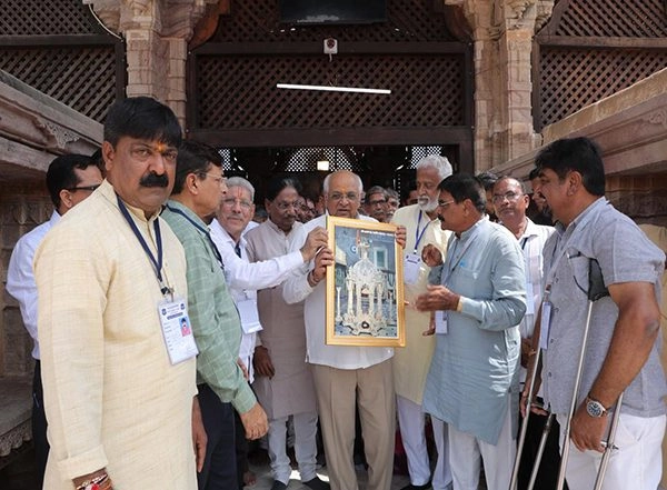 India News | Gujarat CM Offers Prayers at Ancient Hatkeshwar Mahadev Temple in Vadnagar
