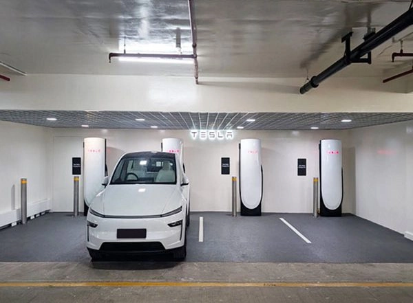 Business News | After Mumbai, Tesla Opens Its Experience Centre, Charging Station in Delhi