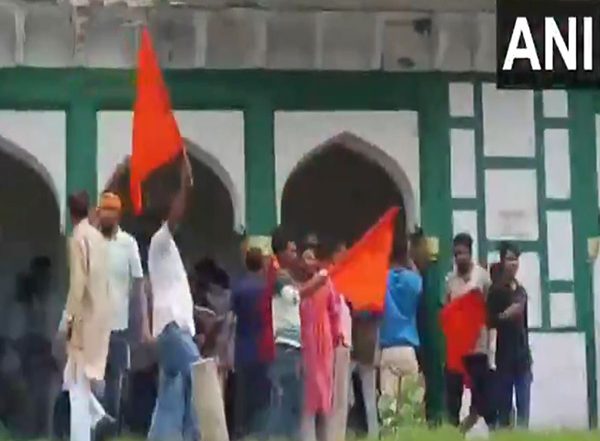 India News | Uttar Pradesh: Police Files FIR Against Miscreants After Mob Vandalises Old Tomb in Abu Nagar, Claiming It to Be Temple