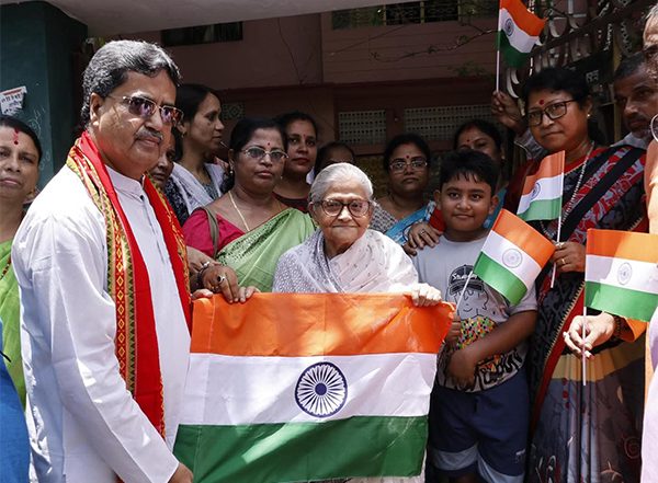 India News | Tripura CM Manik Saha Distributes National Flags as Part of 'Har Ghar Tiranga' Campaign