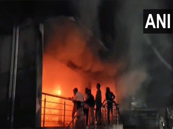 India News | Maharashtra: Fire Breaks out at Cloth Shop in Mumbai's Washim