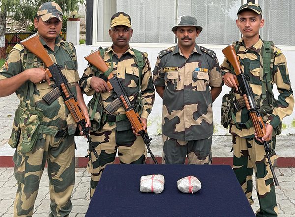 India News | Punjab: BSF Foils Cross-border Smuggling Attempt, Recovers Three Packets of Heroin