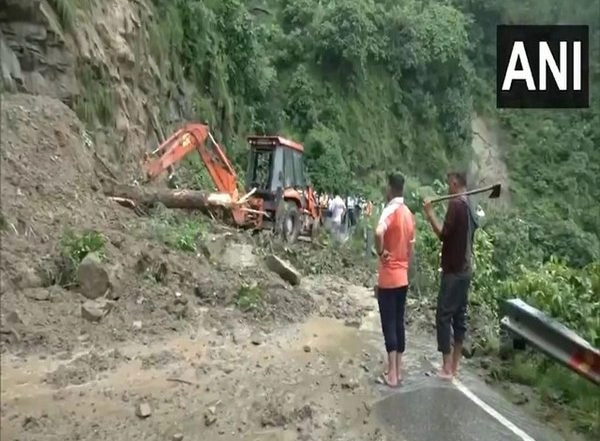 India News | J-K: Landslide Blocks Jammu-Rajouri National Highway, Restoration Work Underway