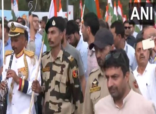 India News | JK CM Omar Abdullah, LG Manoj Sinha Join Tiranga Yatra at Dal Lake