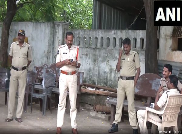 India News | Andhra: YSRCP MP Avinash Reddy, TDP Leader Ram Gopal Reddy Taken into Custody During Pulivendula ZPTC Bypolls