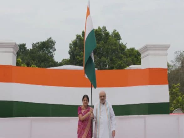 India News | Har Ghar Tiranga Campaign: Union Home Minister Amit Hoists Indian Flag at His Residence in New Delhi