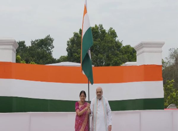 India News | Har Ghar Tiranga Campaign: Union Home Minister Amit Hoists Indian Flag at His Residence in New Delhi