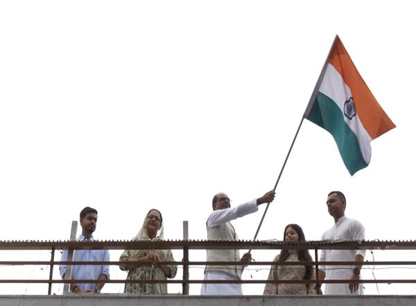 India News | Union Minister Shivraj Singh Chouhan Hoists Tricolour at His Bhopal Residence
