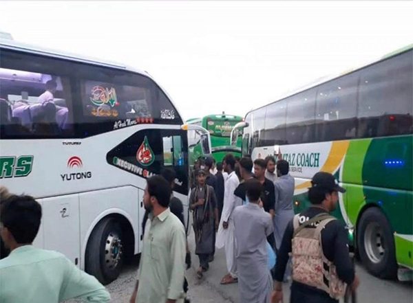 World News | Karachi-Makran Passenger Coaches Halted at Uthal; Thousands Stranded as Baloch Fighters Launch Coordinated Attacks in Balochistan