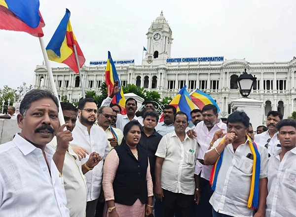 India News | Chennai Sanitation Workers Continue to Protest Against Privatisation for 13th Day Outside Greater Chennai Coorporation