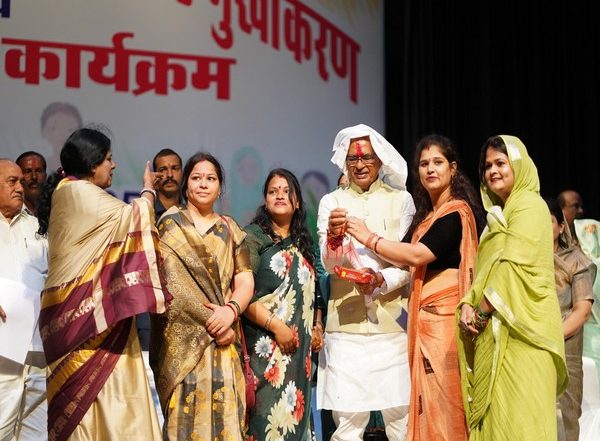 India News | Union Agriculture Minister Chouhan Celebrates Rakshabandhan with Women of Self-help Group in Vidisha