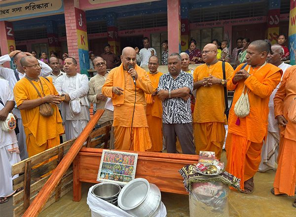 World News | ISKCON Provides Aid to Hindu Families Affected by Attacks in Bangladesh