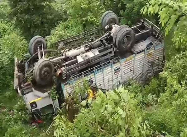 India News | Truck Plunges into Gorge in Shimla; No Loss of Life Reported