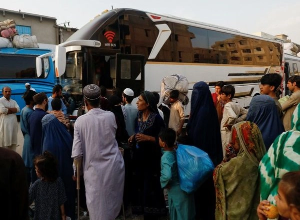 World News | Pakistan Steps Up Crackdown on Undocumented Afghan Migrants in Peshawar