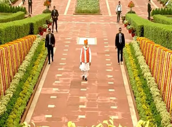 India News | PM Modi Pays Tribute to Mahatma Gandhi at Rajghat on 79th Independence Day