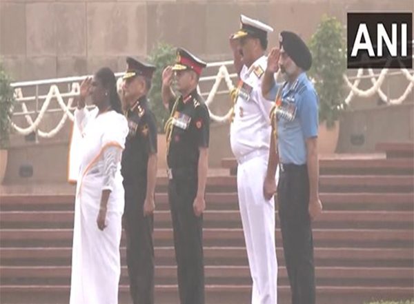 India News | Independence Day: President Droupadi Murmu Pays Homage to Bravehearts at National War Memorial