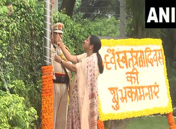 India News | Delhi CM Rekha Gupta, Along with Others, Hoists Tricolour on the Occasion of 79th Independence Day