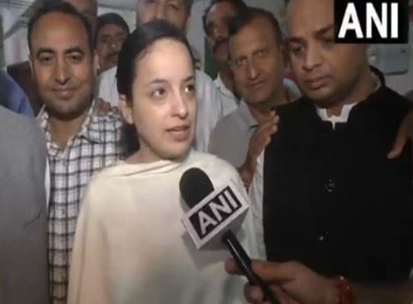 India News | BJP Leader Shagun Parihar Visits District Hospital to Check Well-being of Kishtwar Cloudburst Victims