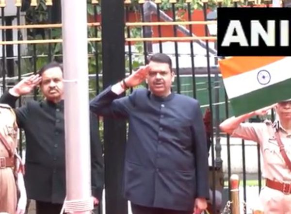India News | Maharashtra CM Fadnavis Hoists Tricolour Flag, Attends Hoisting Ceremony of Bombay High Court on the Occasion of Indian Independence Day