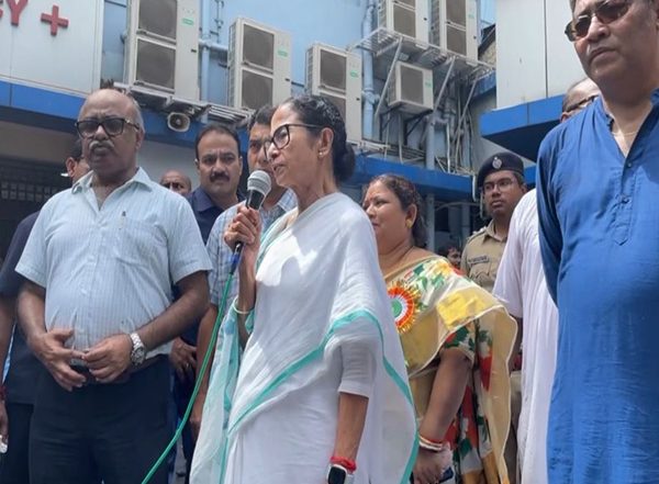 India News | West Bengal CM Mamata Banerjee Meets Ailing Students Who Fell Sick During Independence Day Celebrations in Kolkata