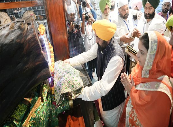 India News | Punjab CM Mann Pays Obeisance at Tilla Baba Sheikh Farid