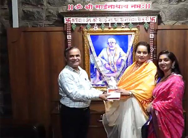 India News | Kangana Ranaut Offers Prayers at Shirdi Sai Baba Temple on I-Day