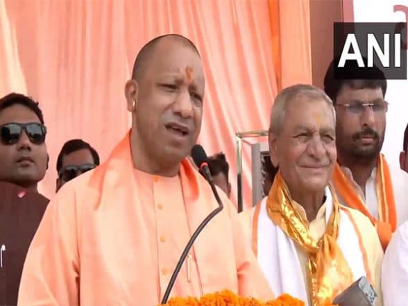 India News | Uttar Pradesh CM Offers Prayers at Shri Krishna Janmasthan Temple on Janmashtami