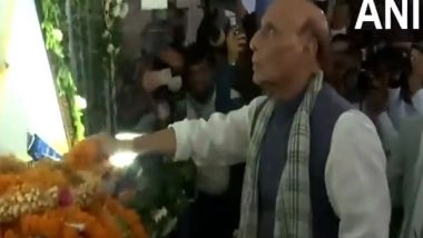 India News | Union Minister Rajnath Singh Pays Tribute to Former Jharkhand CM Shibu Soren at His Residence in Ramgarh