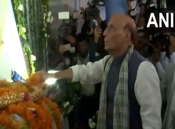 India News | Union Minister Rajnath Singh Pays Tribute to Former Jharkhand CM Shibu Soren at His Residence in Ramgarh