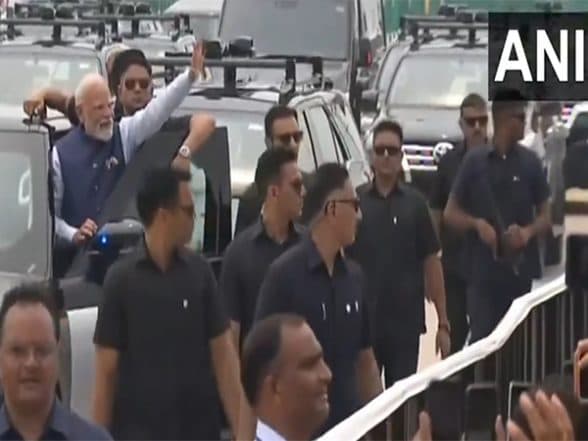India News | PM Modi Receives Grand Welcome from Supporters Before Inauguration of Two Major National Highway Projects in Delhi
