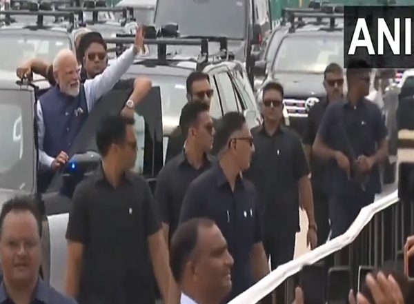 India News | PM Modi Receives Grand Welcome from Supporters Before Inauguration of Two Major National Highway Projects in Delhi