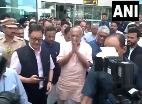 India News | NDA's VP Candidate CP Radhakrishnan Arrives in Delhi, Greeted by Union Ministers and Delhi CM