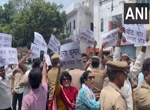 India News | Congress Workers Protest Outside CEC's Agra Residence over 'vote Theft' Allegations Against BJP, EC