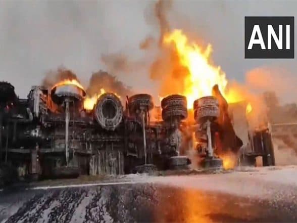 India News | Uttar Pradesh: Truck Carrying Chemicals Overturns and Catches Fire in Mathura
