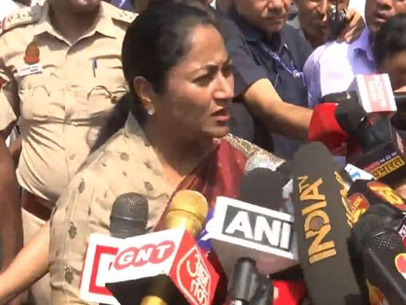 India News | Delhi CM Rekha Gupta Allegedly Attacked During Jan Sunvai, Police Inquiry Underway