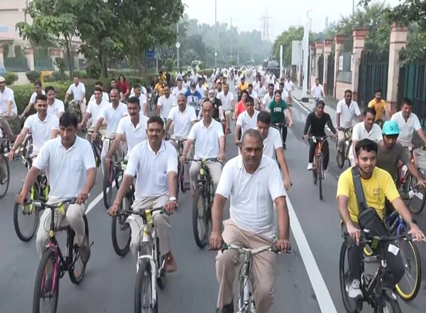 India News | Police Personnel Join 'Fit India Sundays on Cycle' Drive in Delhi, Ahmedabad