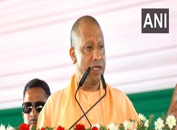 India News | Adityanath Visits Gurudwara Shri Guru Singh Sabha in Gorakhpur, Inagurates Development Projects