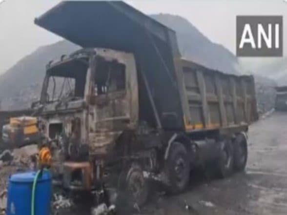 India News | Jharkhand: Miscreants Torch Six Trucks in Hazaribagh, Investigation Underway